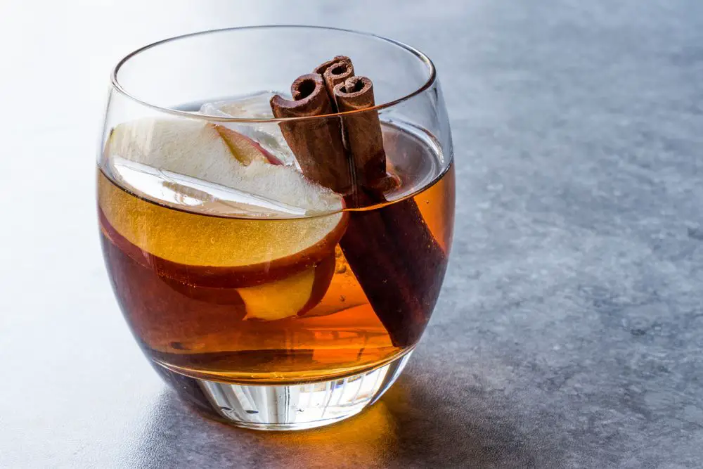 What to Mix With Apple Whiskey? The Whisky Guide